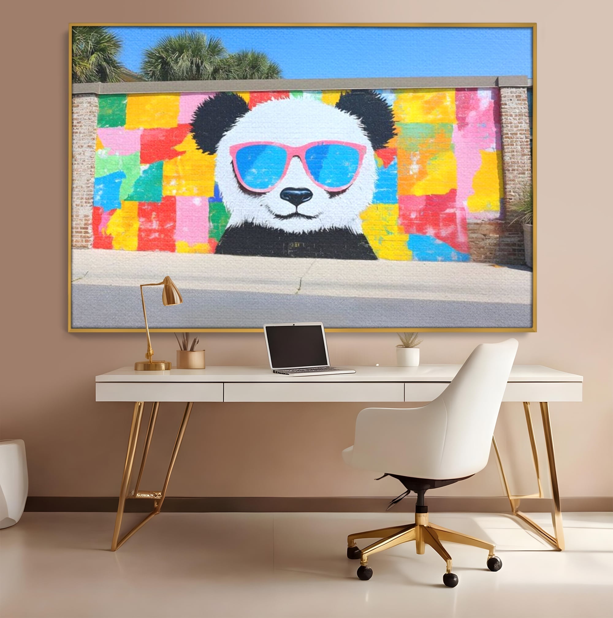 Tablou canvas cu tablou canvas cu panda grafitat, in rama de aluminiu auriu, pe perete intr-un birou